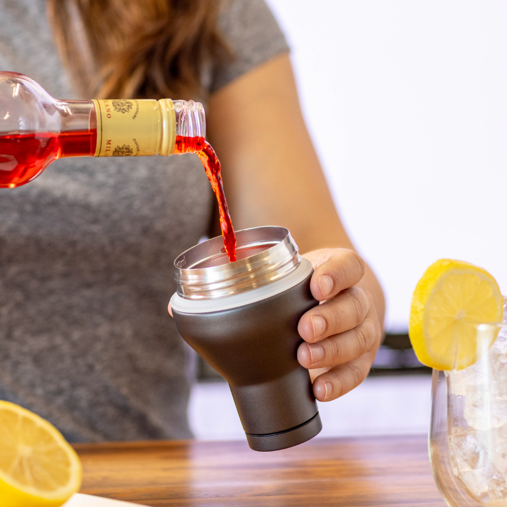 cocktail-shaker-lid-f1 Cocktail_Shaker_lifestyle_2_b714e13d-dd84-4844-956f-11cddc294041.png